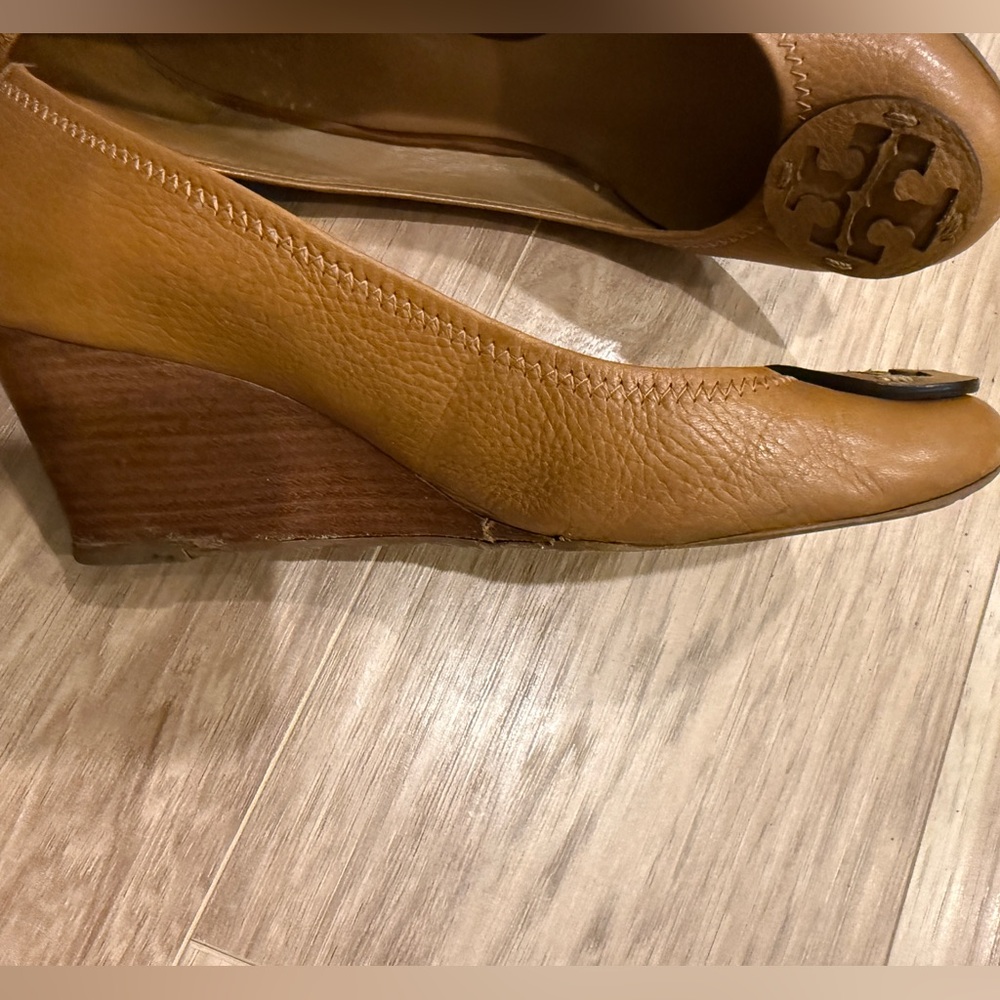 Tory Burch Sally Wedge Pebbled Leather - Tan - Picture 3 of 6